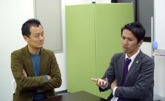 写真：アッションの岩田氏と弊社代表の深田