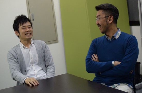 写真：笑顔で顔を見合わせる内野氏と弊社寺本