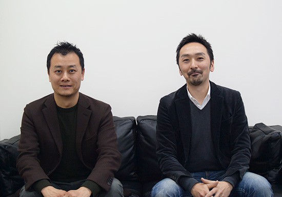 写真：並んで映るベストインクラスプロデューサーズの菅氏と弊社代表の深田