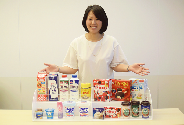 画像：森永乳業の山西さんと森永乳業さまの人気商品