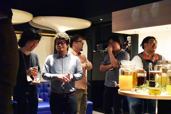 写真：会場のあちこちで談笑する参加者