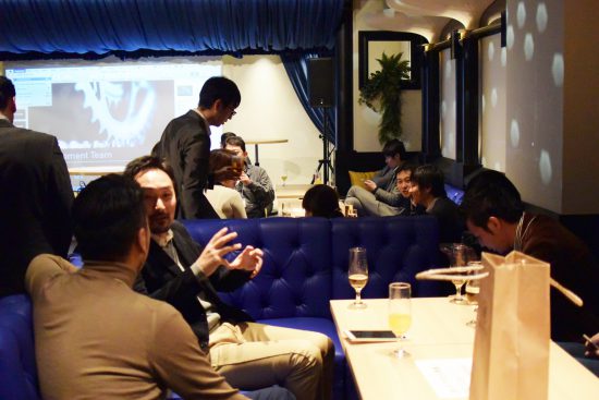 写真：会場のhacocoroさんのCorus。深い青を基調とし、リラックスできるソファ