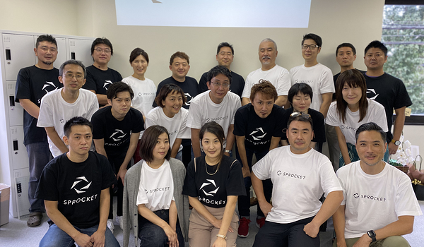 写真：新オフィスに集まった白と黒のオリジナルTシャツを着たスプロケットメンバー達。