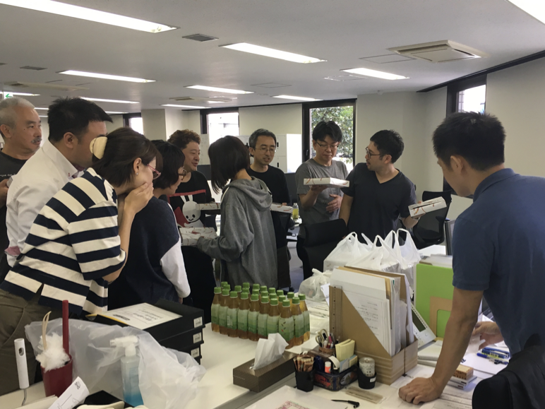 写真：弁当にむらがるメンバー達