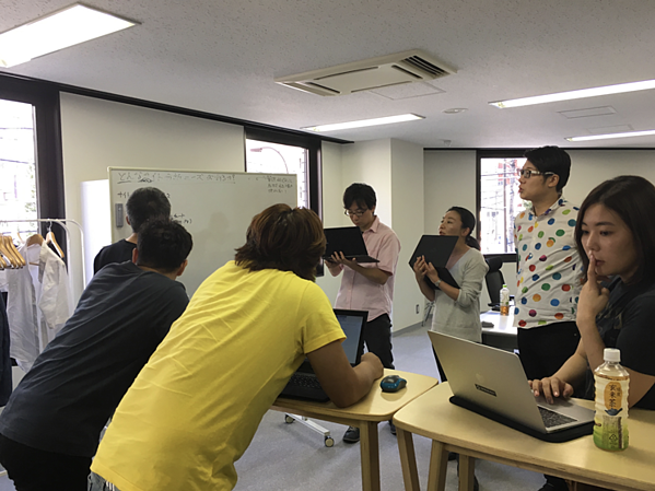 写真：チームPはスタンディングスタイル。