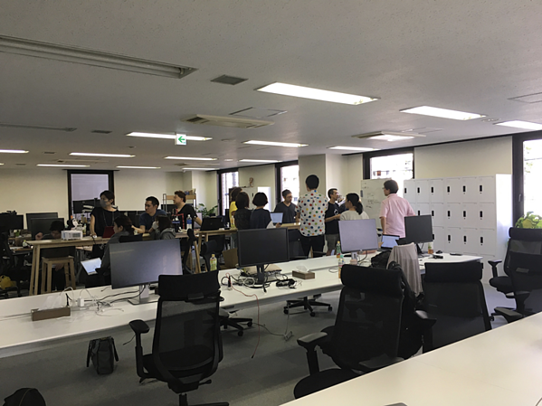 写真：広々としたオフィスの様子