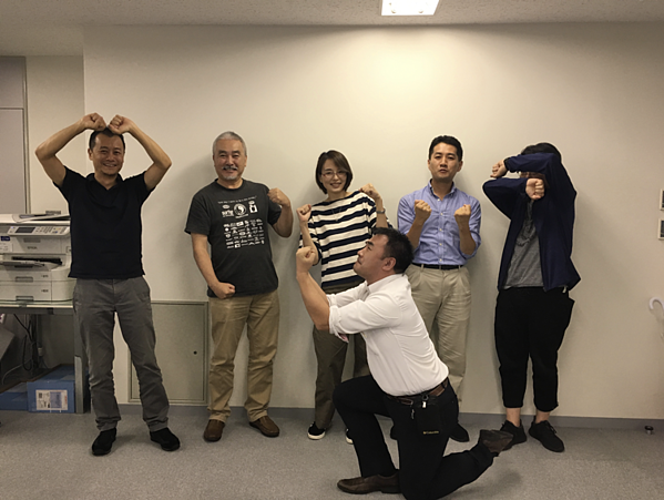写真：優勝したチームSのメンバーがガッツポーズ