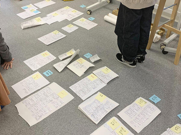 写真：床にまでKAカードを。まとまりを作っていく