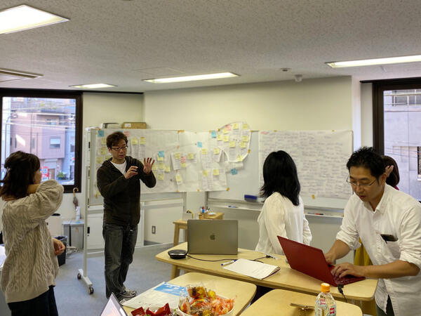 写真：出来上がった価値マップを前にディスカッションする参加者達