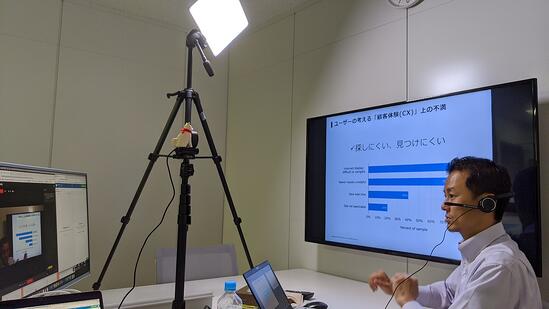写真：オンラインセミナー中の弊社代表・深田の様子。