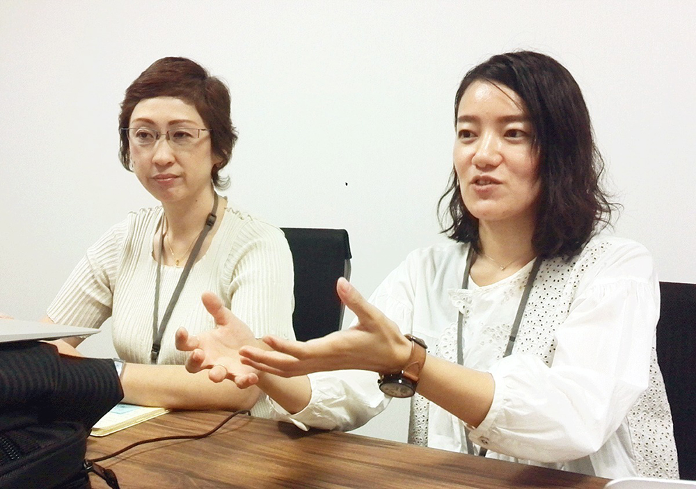 写真：通信販売事業部 ウェブストア営業部 ウェブストア営業企画課大薮 範子氏、堀 淳子氏