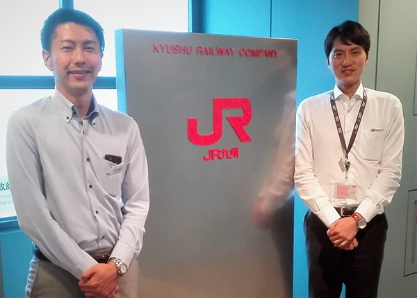 写真：九州旅客鉄道株式会社 旅行事業本部 販売課 ＩＴ戦略 平畑氏と春野氏