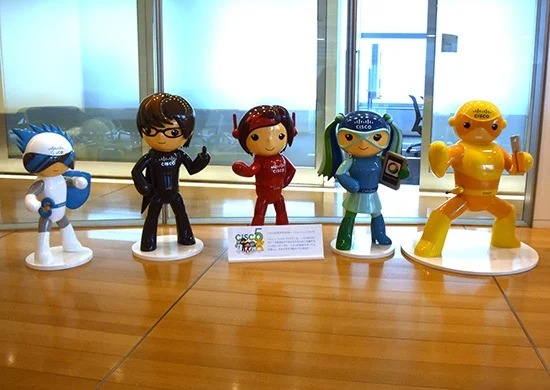 写真：シスコシステムズの公式キャラクター Cisco 5（シスコファイブ）の人形
