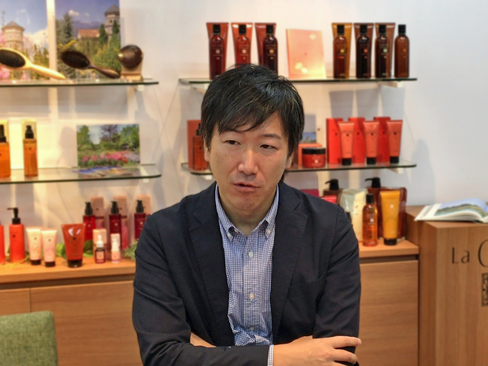 写真：アルペンローゼ株式会社 ナチュール事業部 WEB部 ディビジョンマネージャー 蒔苗 直樹氏