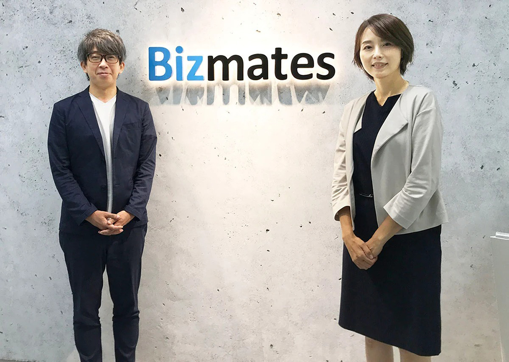 写真：ビズメイツ株式会社 ランゲージソリューション事業部　CSグループ　ディレクター　上北祐一郎氏とSprock大野