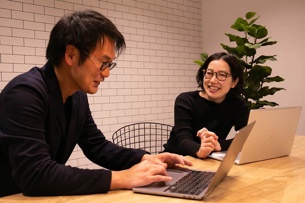 株式会社グリーティングワークス ウェブデザイナー 岩田就介氏、挨拶状事業部EC部ウェブディレクター 後藤仁美氏