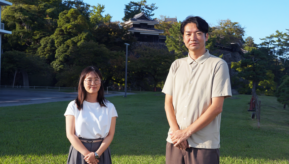 イメージ：営業課長代理の岡 寿典氏、しまね観光ナビ運営担当の渡部 渚氏